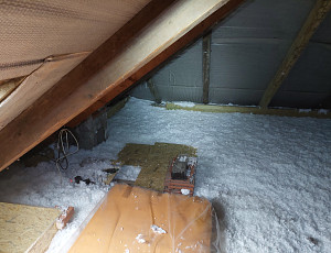 Zateplení stropu zděného rodinného domu pomocí foukané izolace